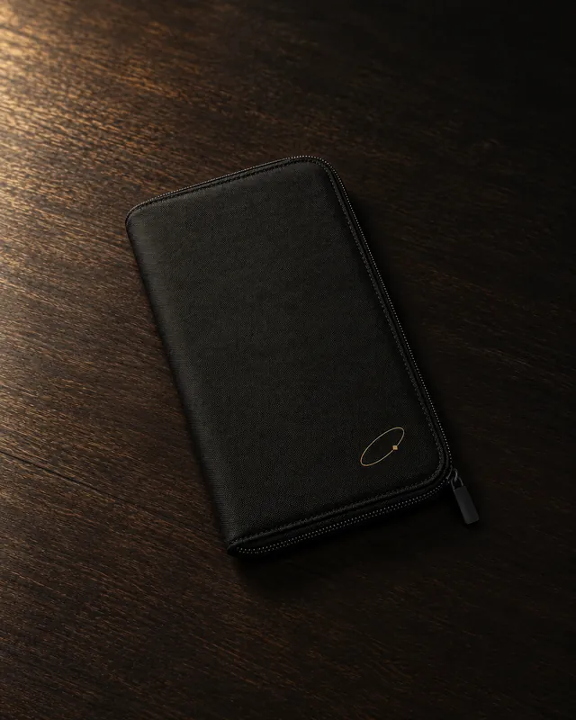 Organiseur de documents de voyage noir zippé, vue principale.