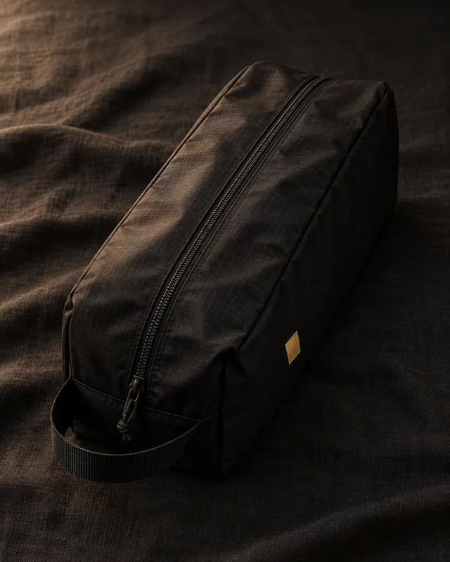 Sac à chaussures de voyage noir zippé, vue principale.